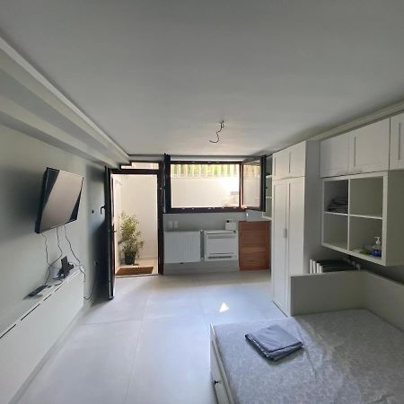 Minimalist Studio Behind Hilton Hotel Афины Экстерьер фото